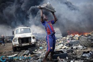 dap man hinh dien tu cu o bai rac