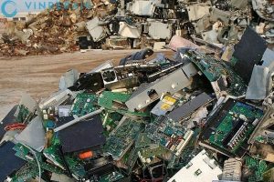 mach dien tu cu duc bo o bai rac