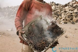 tre em thu luon rac dien tu